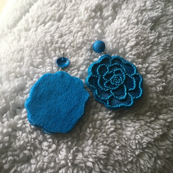 Acrylic Beaded Flower Lightweight Earrings - Picture 4 of 4